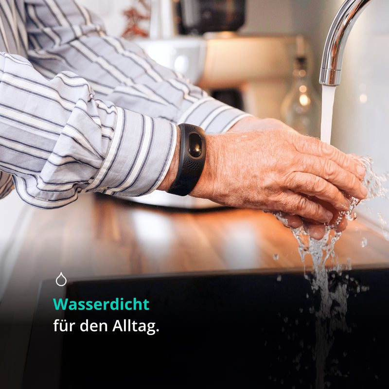 gardia notruf armband notrufarmband senioren notrufarmband mit sturzerkennung notrufuhr notrufsystem hausnotruf notfallarmband senioren my gardia app notrufuhr armband tragebild wasserfest