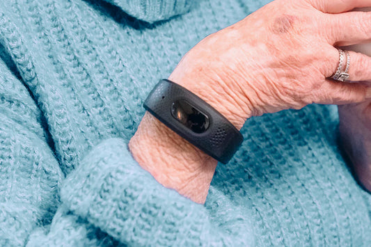 Notrufarmband im Notfall: Warum der Knopfdruck manchmal ausbleibt