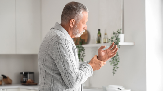Arthrose im Alltag: Ergonomie von Küche bis Schreibtisch
