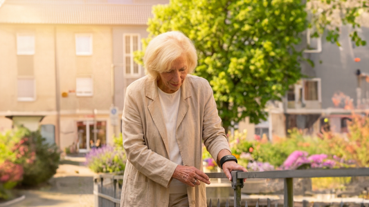 Notrufarmband im Alltag: 7 Situationen, in denen es wirklich helfen kann