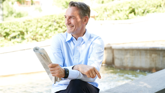 Notrufarmband im Alltag: Warum immer mehr Menschen auf mobile Sicherheit setzen