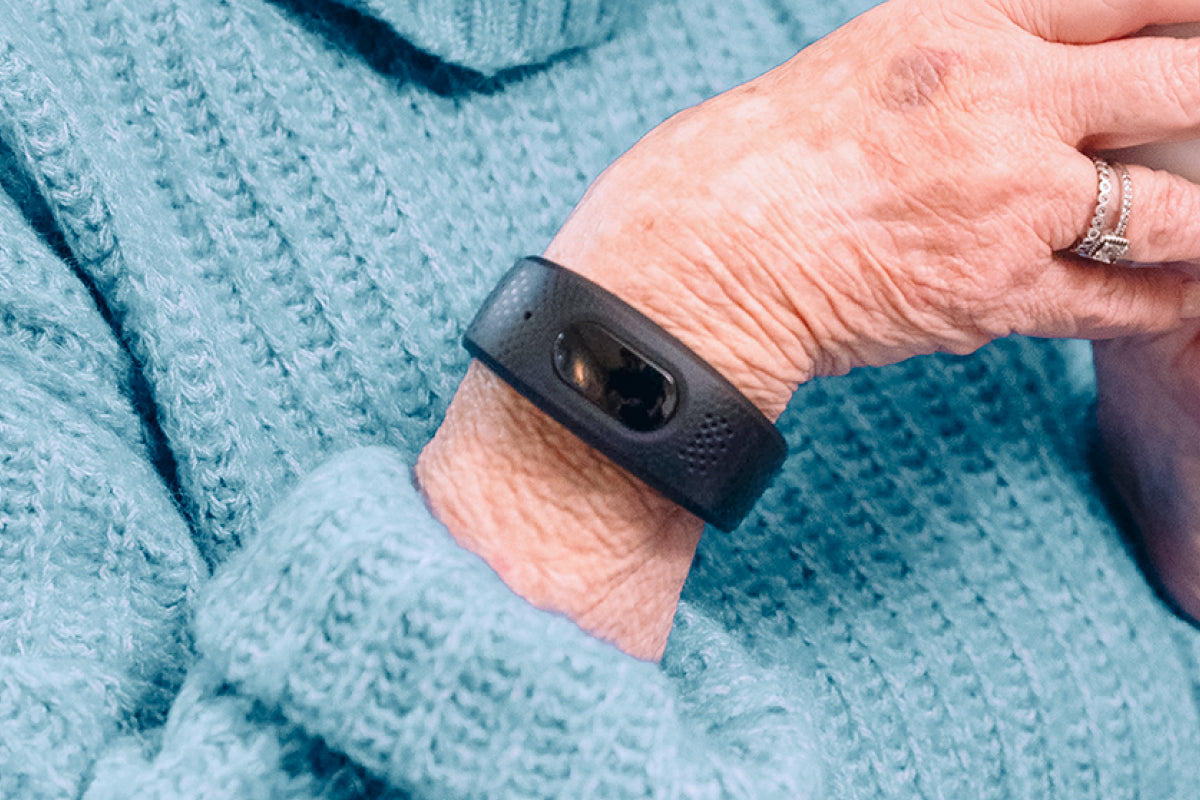 gardia notruf armband notrufarmband senioren notrufarmband mit sturzerkennung notrufuhr notrufsystem hausnotruf notfallarmband senioren my gardia app notrufuhr armband tragebild