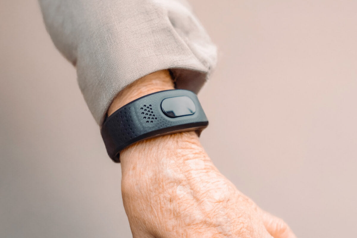gardia notruf armband notrufarmband senioren notrufarmband mit sturzerkennung notrufuhr notrufsystem hausnotruf notfallarmband senioren my gardia app notrufuhr armband 