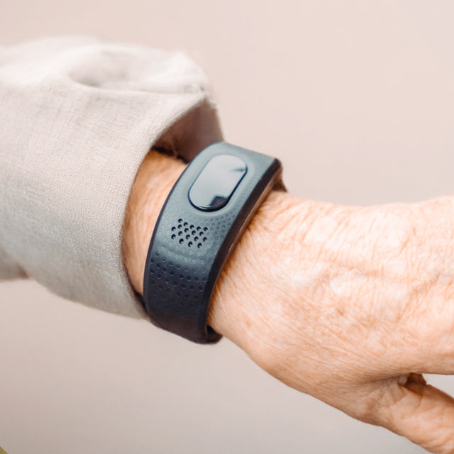 gardia notruf armband notrufarmband senioren notrufarmband mit sturzerkennung notrufuhr notrufsystem hausnotruf notfallarmband senioren my gardia app notrufuhr armband