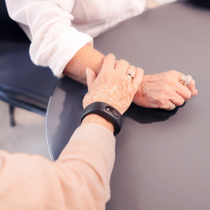 gardia notruf armband notrufarmband senioren notrufarmband mit sturzerkennung notrufuhr notrufsystem hausnotruf notfallarmband senioren my gardia app notrufuhr armband