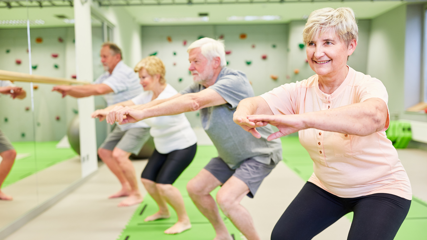 Regelmäßiges Training stärkt die Muskulatur und verbessert die Balance. Das ist der Schlüssel zur Vermeidung von Stürzen im Alter.