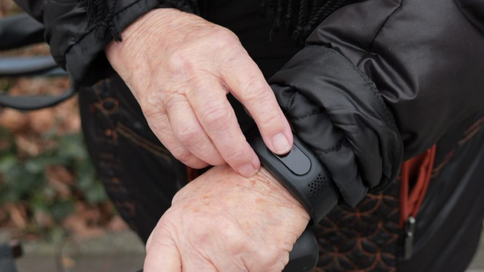 gardia notruf armband notrufarmband senioren notrufarmband mit sturzerkennung notrufuhr notrufsystem hausnotruf notfallarmband senioren my gardia notrufuhr armband notruf 